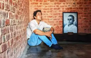 Randeep Hooda sitting inside jail with Veer Savarkar photo